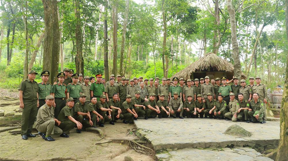 Công an tỉnh Tuyên Quang đã tổ chức cho Đoàn đại biểu lực lượng tham gia bảo vệ ANTT ở cơ sở tỉnh Tuyên Quang tham gia các hoạt động sinh hoạt chính trị.