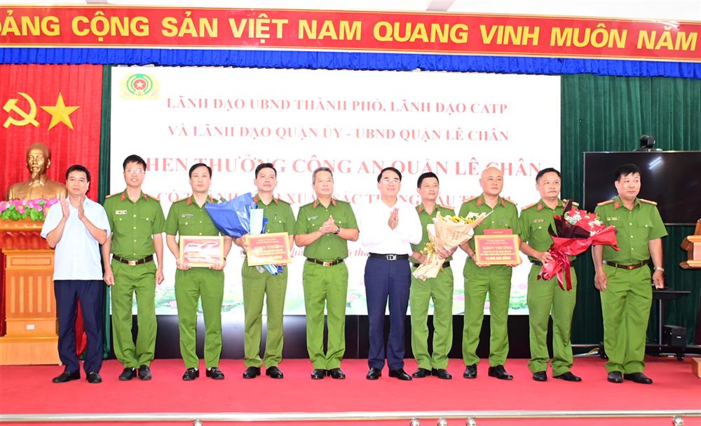Các đồng chí lãnh đạo khen thưởng, tặng hoa và chúc mừng các lực lượng tham gia chuyên án.
