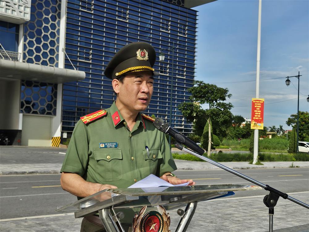 Đại tá Bùi Mạnh Hùng, Phó Bí thư Đảng ủy, Phó Giám đốc Công an tỉnh phát biểu tại buổi tập luyện.