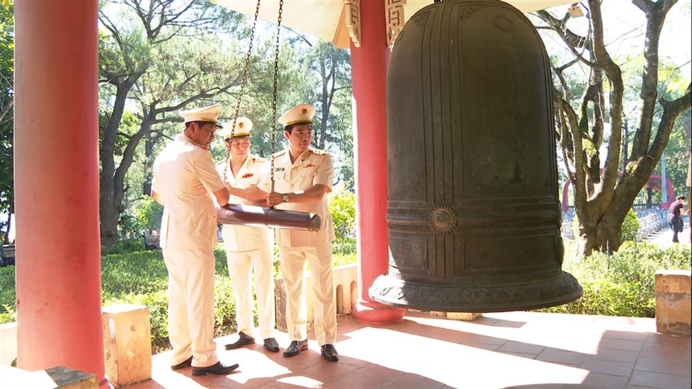 Đại tá Trần Văn Phúc, Giám đốc Công an tỉnh; Đại tá Vũ Mạnh Hà, Phó Giám đốc Công an tỉnh; Đại tá Phạm Mạnh Hùng, Phó Giám đốc Công an tỉnh thỉnh chuông kính báo anh linh các Anh hùng liệt sĩ tại Nghĩa trang Liệt sĩ Quốc gia Trường Sơn.