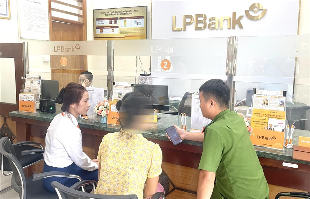 Công an huyện Quan Hóa phối hợp với phòng giao dịch Ngân hàng Liên Việt postbank kịp thời tuyên truyền, giải thích ngăn chặn vụ việc.