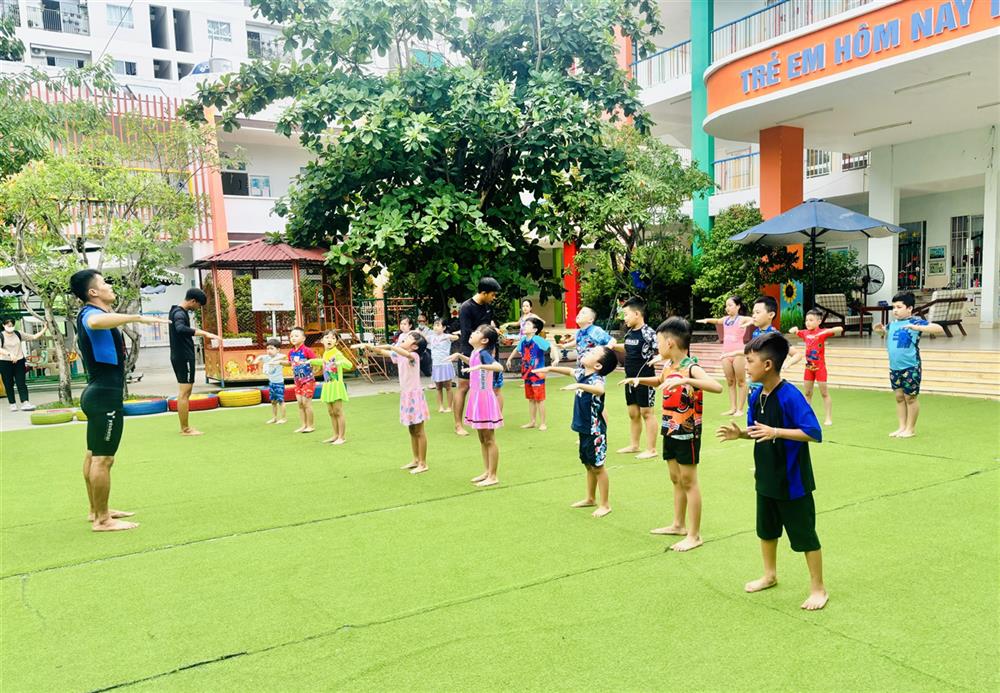 Các học sinh khởi động trước khi học.
