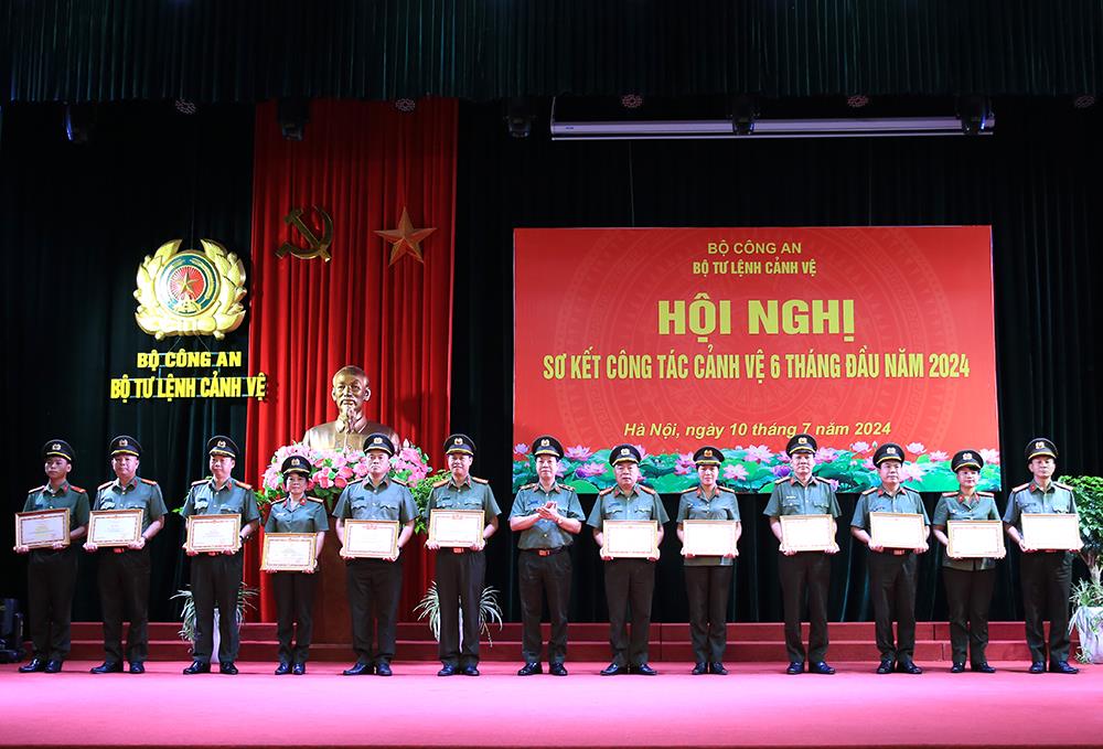 Thừa ủy quyền, Tư lệnh Trần Hải Quân trao Danh hiệu Chiến sĩ thi đua toàn lực lượng Công an nhân dân và Bằng khen của Bộ Công an tặng các tập thể, cá nhân có thành tích xuất sắc.
