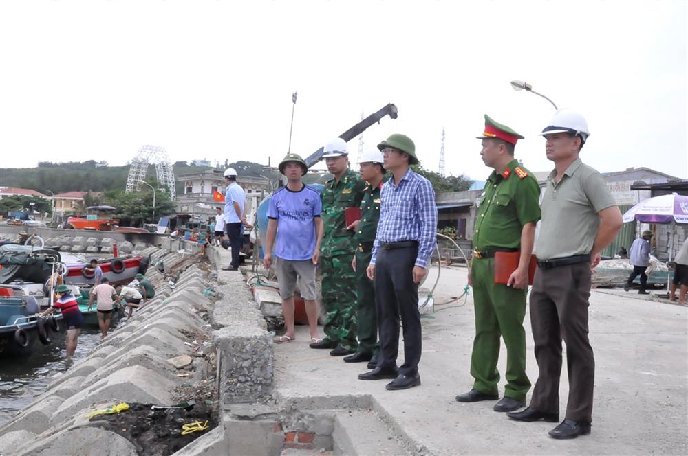 Công an huyện Bạch Long Vỹ cùng Ban Chỉ huy Phòng chống thiên tai & tìm kiếm cứu nạn huyện kiểm tra, chỉ đạo công tác phòng, chống bão.