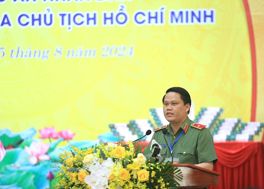 Thiếu tướng Bùi Quang Thanh, Giám đốc Công Công an tỉnh Nghệ An tham luận tại Hội thảo.