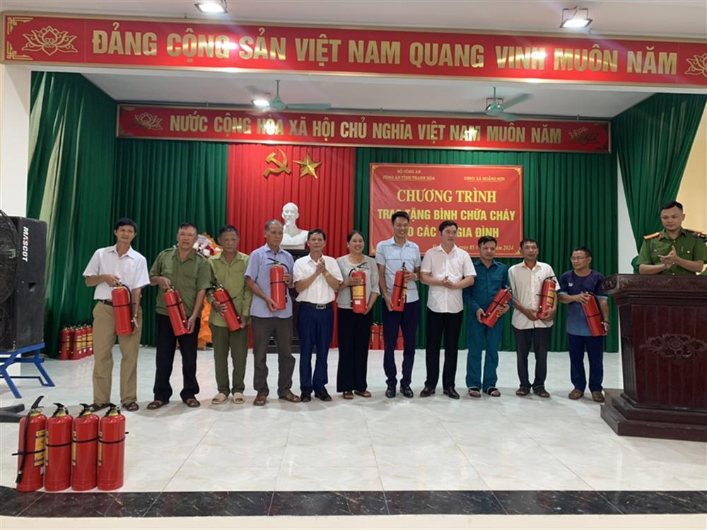 Phòng Cảnh sát phòng cháy, chữa cháy và cứu nạn, cứu hộ Công an tỉnh Thanh Hóa trao tặng 300 bình chữa cháy cho các hộ gia đình nghèo, cận nghèo.