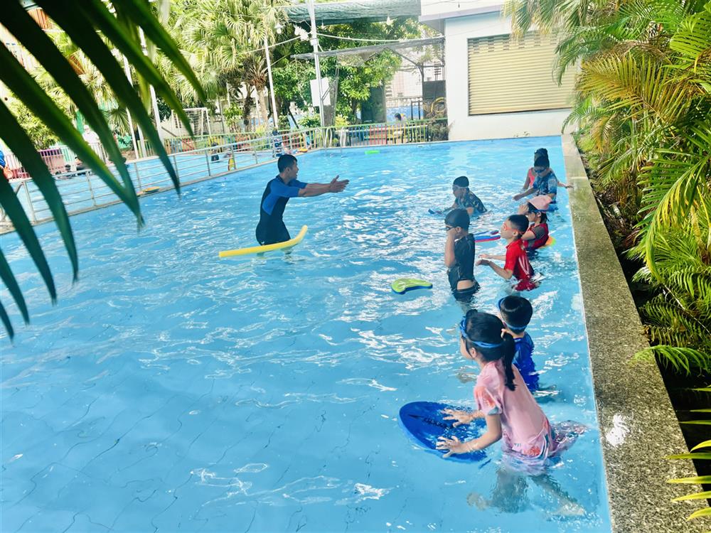 Cán bộ phòng Cảnh sát PCCC & CNCH hướng dẫn kỹ năng bơi cho học sinh.