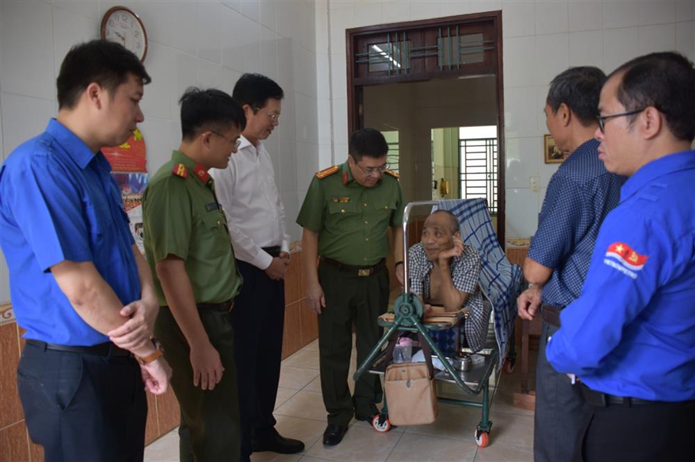 Đoàn thăm hỏi, trao tặng các phần quà đến các thương, bệnh binh, người có công đang được chăm sóc tại Trung tâm điều dưỡng thương binh và người có công Long Đất.