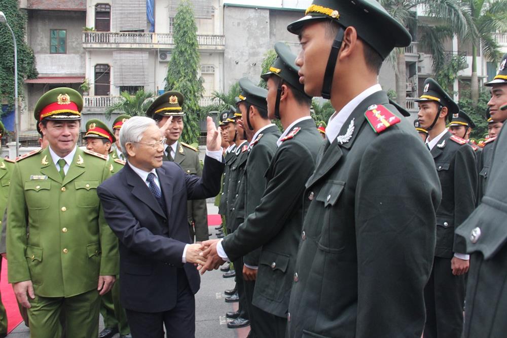 Tổng Bí thư Nguyễn Phí Trọng đến thăm, kiểm tra công tác ứng trực, sẵn sàng chiến đấu tại Bộ Tư lệnh Cảnh sát cơ động nhân dịp Tết Nguyên đán Bính Thân 2016,