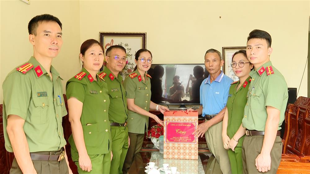 Đoàn Công tác của Công an tỉnh thăm, tri ân, tặng quà đồng chí Lê Thanh Bình, ở Tổ 1, phường Tân Bình, thành phố Tam Điệp.