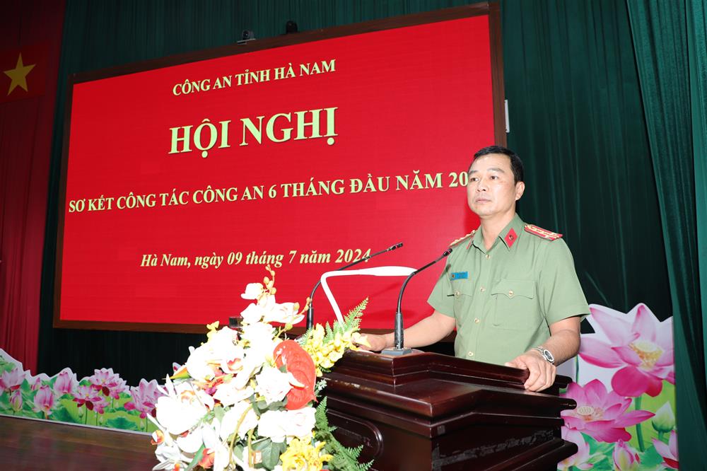 Thừa ủy quyền, Đại tá Kiều Hữu Tuyển, Phó Giám đốc Công an tỉnh trao Bằng khen của Chủ tịch UBND tặng các cá nhân có thành tích xuất sắc.