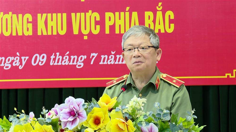 Thiếu tướng Hoàng Anh Tuyên, Phó Chánh Văn phòng Bộ Công an phát biểu tại hội nghị.