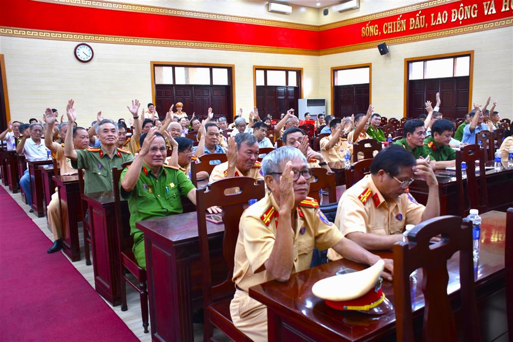 Các thành viên Ban liên lạc Cảnh sát giao thông hưu trí Công an tỉnh biểu quyết thông qua quy ước hoạt động và phân công nhiệm vụ của các thành viên thường trực ban liên lạc.