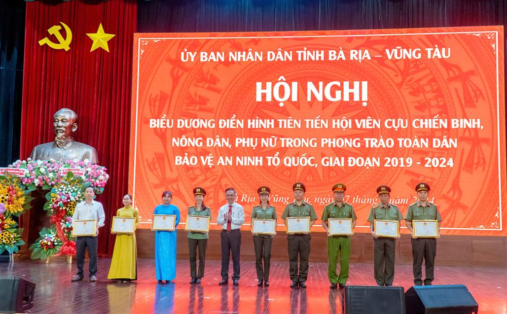 Các tập thể, cá nhân có thành tích xuất sắc trong thực hiện công tác phối hợp về xây dựng phong trào toàn dân bảo vệ an ninh Tổ quốc giai đoạn 2019 – 2024 được tặng Bằng khen của UBND tỉnh.