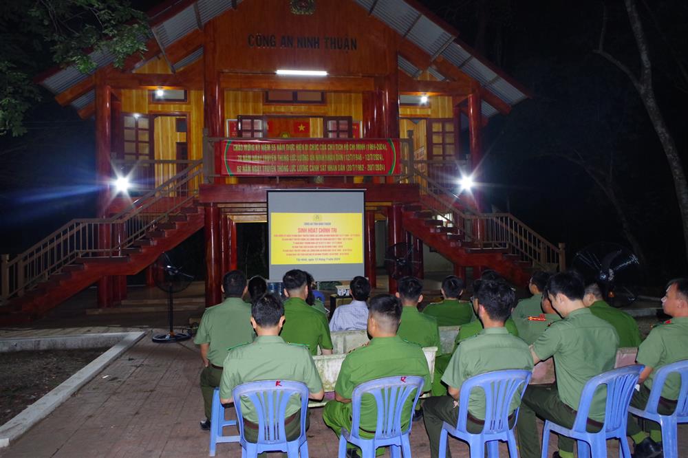 đoàn viên thanh niên, hội viên phụ nữ xem phim tư liệu “Di chúc Chủ tịch Hồ Chí Minh”.