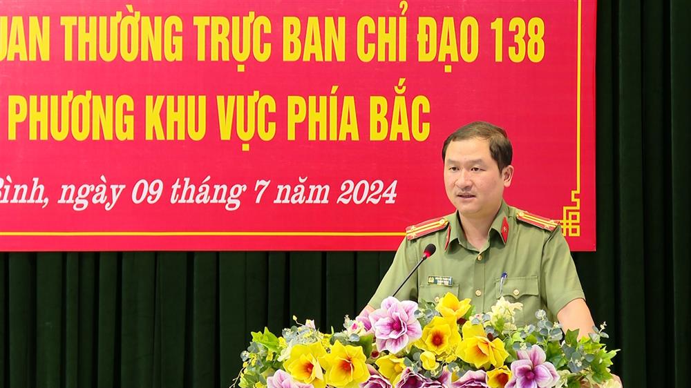 Các đại biểu tham luận tại hội nghị.