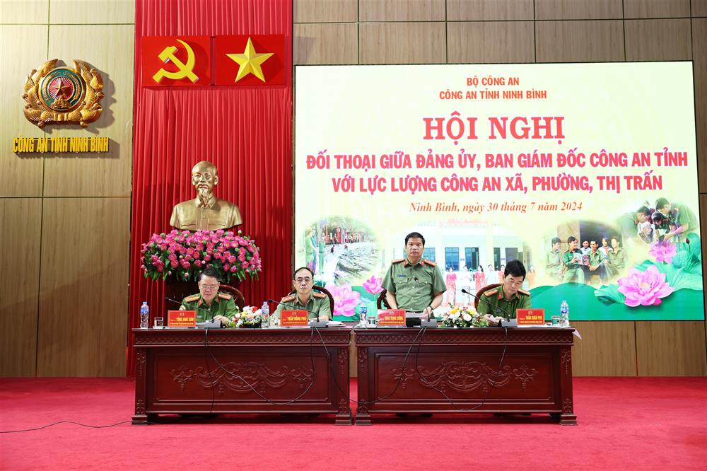 Đồng chí Đại tá Đặng Trọng Cường, Giám đốc Công an tỉnh đối thoại tại Hội nghị.