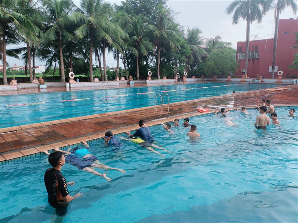 Công an tỉnh Hưng Yên mở lớp dạy bơi miễn phí cho trẻ em.