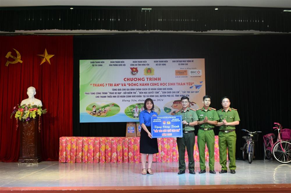Ban Thanh niên Công an tỉnh trao tặng 01 bộ dụng cụ cắt tóc cho Ban Chấp hành Đoàn xã Đình Cao.
