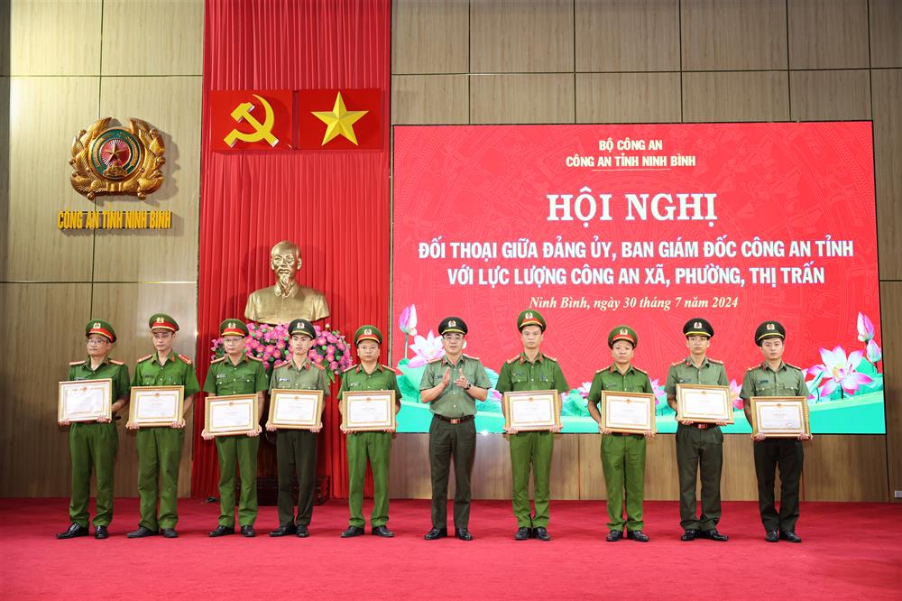 Đại tá Trần Hồng Phú, Phó Giám đốc Công an tỉnh trao Giấy khen tặng các cá nhân có thành tích xuất sắc.