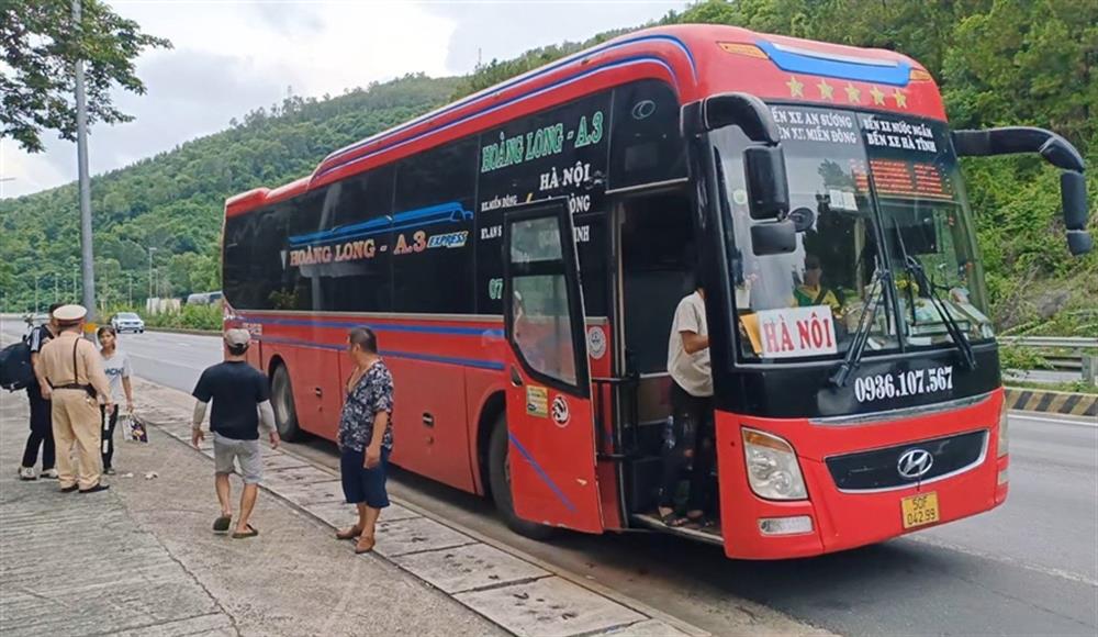 Sau khi lo cơm nước, hỗ trợ một ít lộ phí, Trạm CSGT cửa ô Hòa Hiệp vận động nhà xe đưa gia đình anh Duy về quê an toàn. 