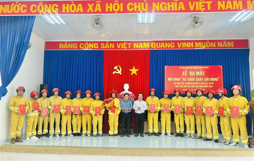 UBND phường Vĩnh Nguyên trao quyết định thành lập mô hình “Xe chữa cháy lưu động” cho các thành viên.