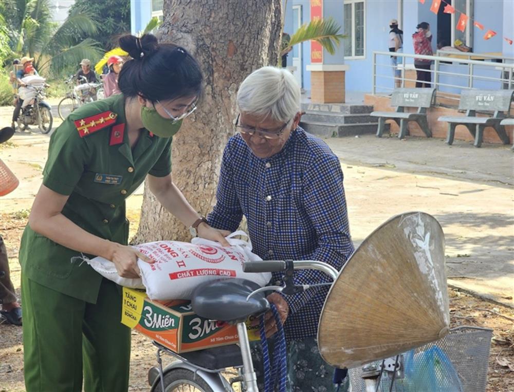 Hoạt động xã hội từ thiện Đại úy Thùy tham mưu tổ chức thực hiện tại địa bàn.