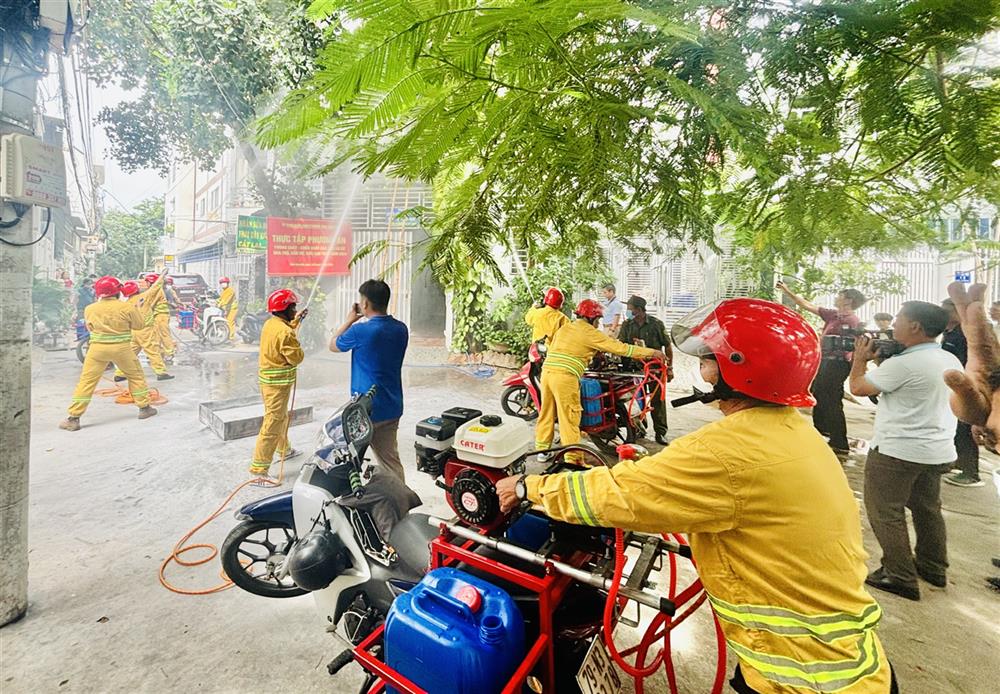 Các thành viên mô hình “xe chữa cháy lưu động” tham gia thực tập phương án chữa cháy và cứu nạn cứu hộ.