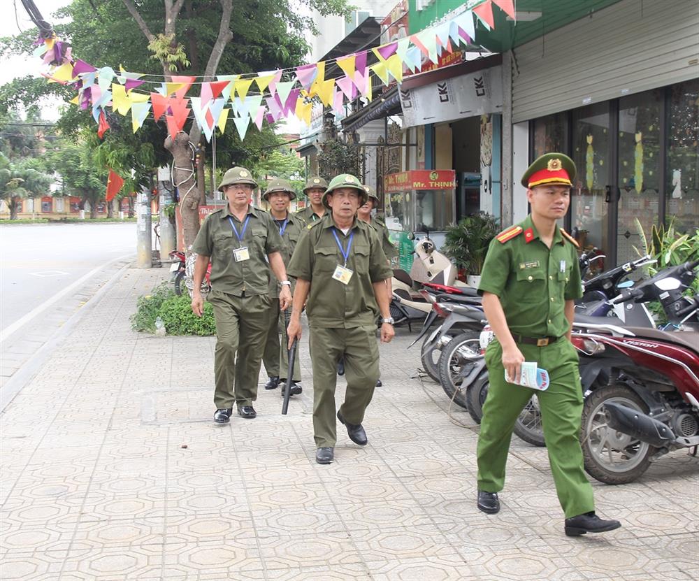 Tổ bảo vệ ANTT ở cơ sở tổ chức tuần tra, bảo đảm ANTT địa bàn.