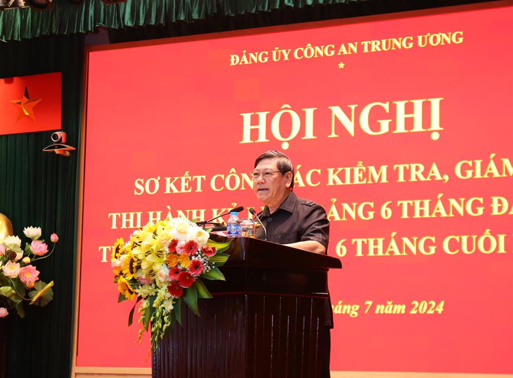 Đồng chí Trần Văn Rón, Phó Chủ nhiệm Thường trực UBKT Trung ương phát biểu tại Hội nghị.