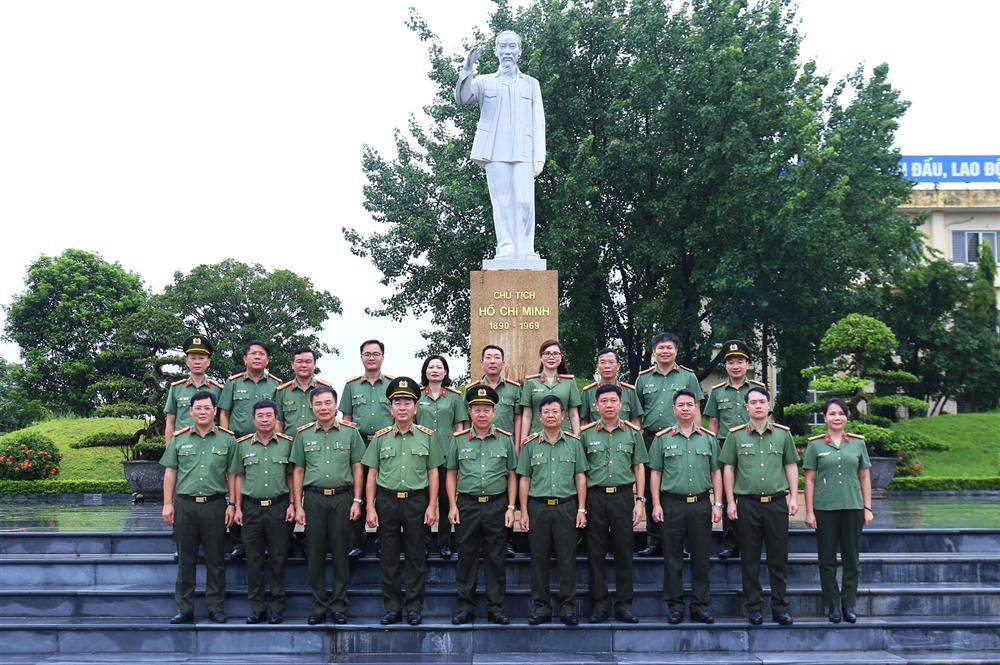 Thứ trưởng Trần Quốc Tỏ cùng các đại biểu tại Trường Đại học Kỹ thuật - Hậu cần CAND.