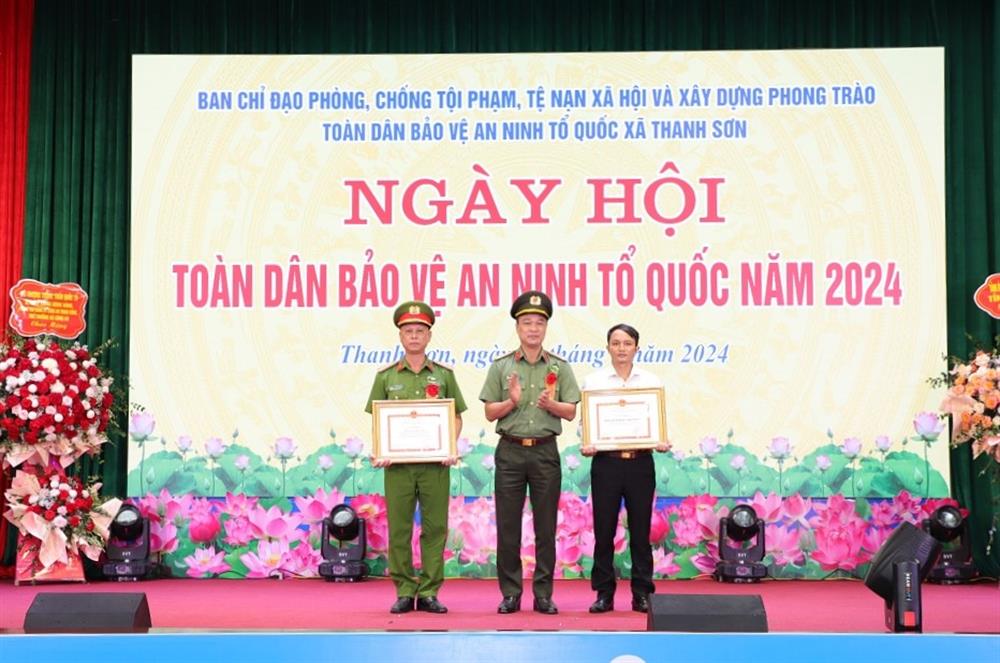 Đại tá Tô Anh Dũng, Giám đốc Công an tỉnh Hà Nam trao Giấy khen của Công an tỉnh tặng các tập thể, cá nhân có thành tích xuất sắc.