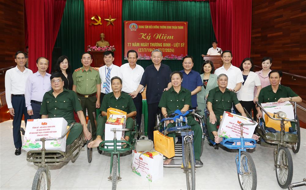 Chủ tịch nước Tô Lâm và các ban, bộ, ngành Trung ương đã tặng quà Trung tâm Điều dưỡng thương binh Thuận Thành và các thương binh đang điều dưỡng tại Trung tâm.