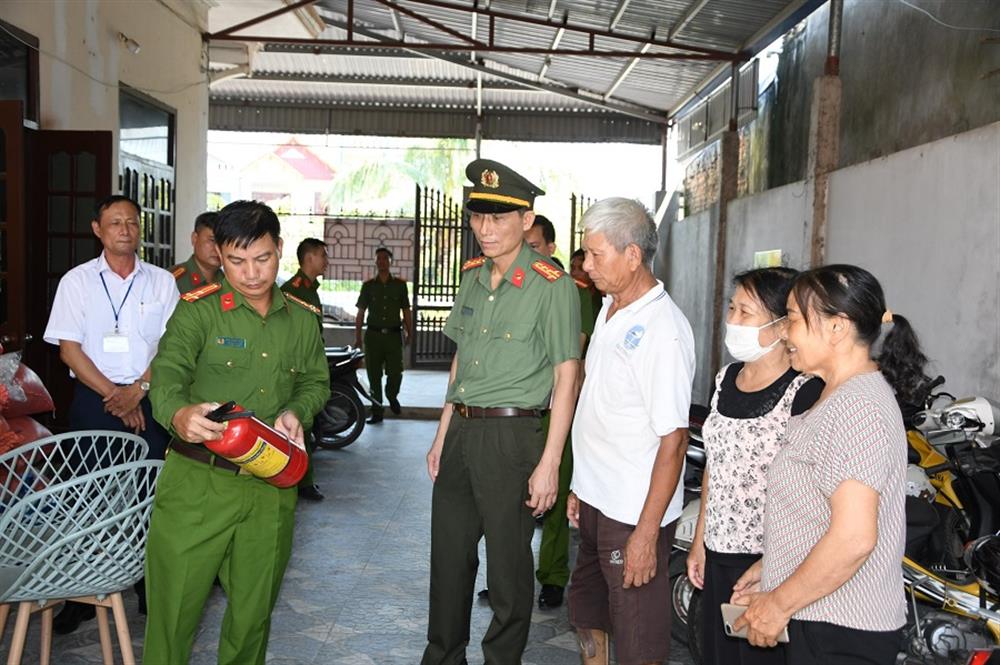 Đại tá Phạm Viết Dũng, Phó giám đốc Công an TP kiểm tra mô hình “Tổ liên gia an toàn phòng cháy, chữa cháy” tại huyện Vĩnh Bảo.