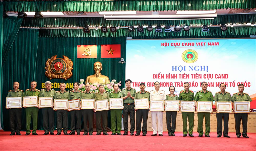 Trung tướng Nguyễn Danh Cộng, Phó Chủ tịch Hội Cựu CAND Việt Nam trao Bằng khen của Hội Cựu CAND Việt Nam tặng các cá nhân Hội Cựu CAND Việt Nam có thành tích xuất sắc. 