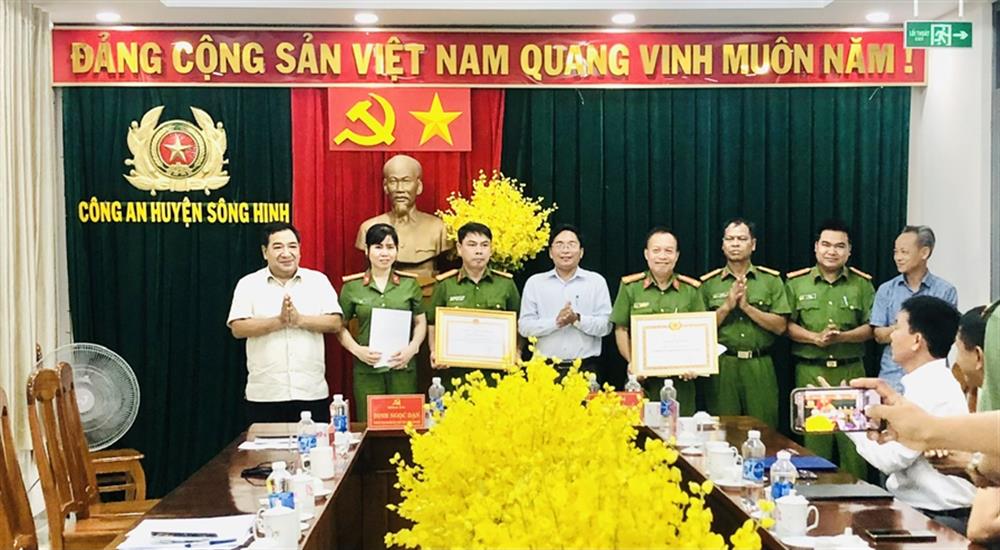 UBND huyện Sông Hinh khen thưởng cho Công an huyện Sông Hinh