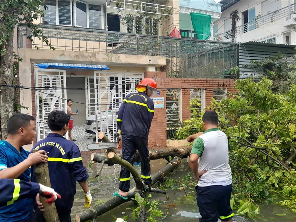 Lực lượng Công an khẩn trương khắc phục hậu quả sau bão.