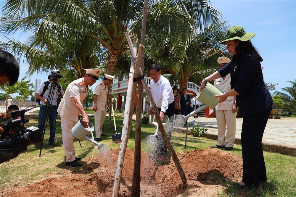 Phó Chủ tịch nước Võ Thị Ánh Xuân trồng cây lưu niệm tại khuôn viên Nhà tưởng niệm Chủ tịch Hồ Chí Minh Công an Ninh Thuận.