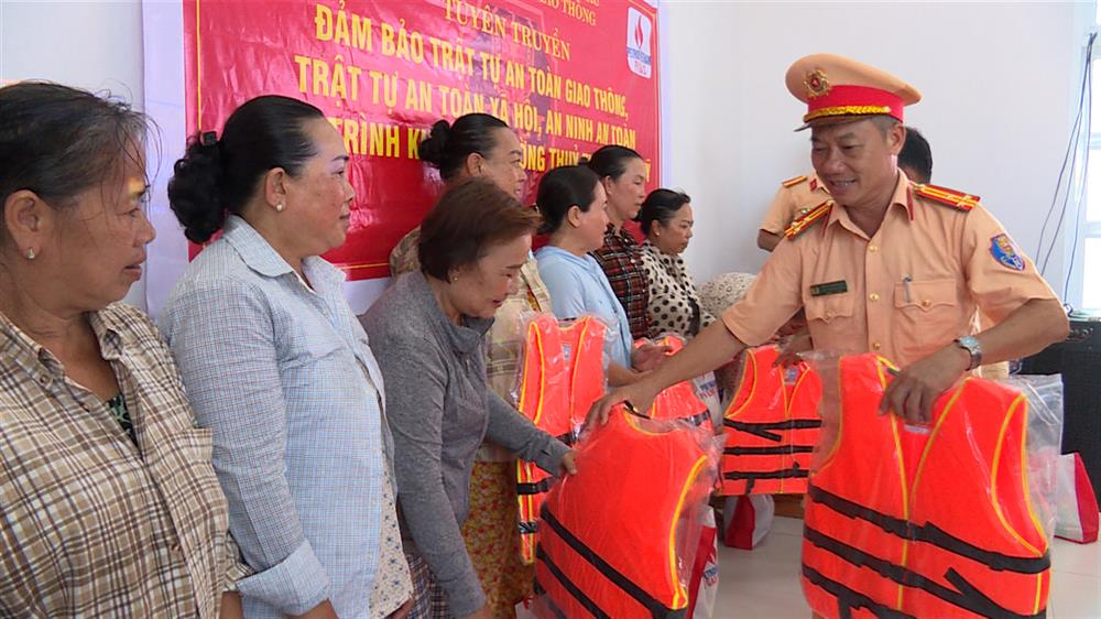 Phòng Cảnh sát giao thông trao quà tặng ngư dân.