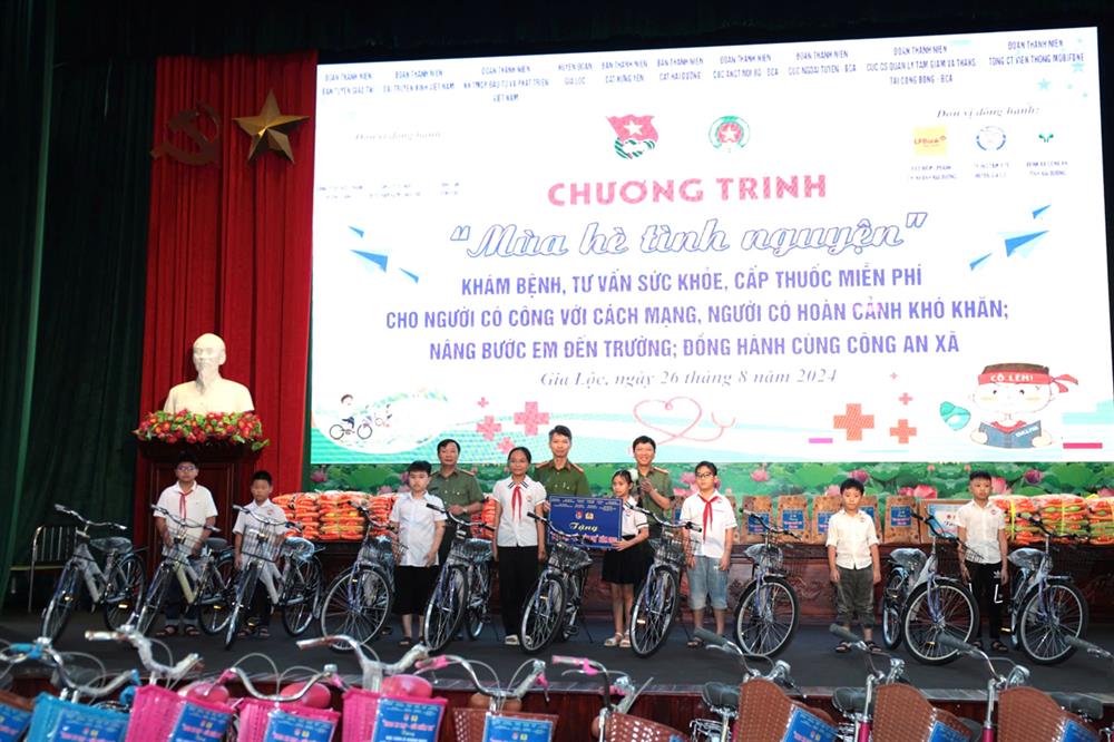 Các đơn vị trao quà và công trình thanh niên cho các trường học và các em học sinh có thành tích xuất sắc trên địa bàn thị trấn Gia Lộc.