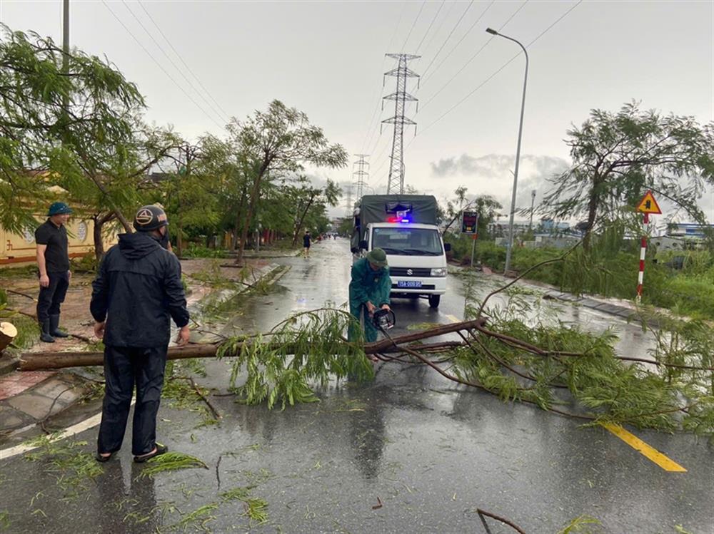 Công an xã Hồng Phong hỗ trợ người dân khắc phục hậu quả cơn bão số 3.