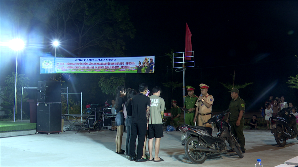 Công an xã Định Sơn tuyên truyền pháp luật về trật tự an toàn giao thông qua các tiểu phẩm thực tế.