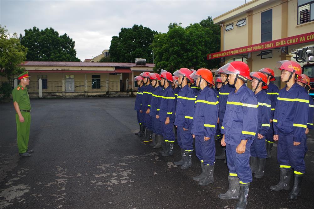 Lực lượng Cảnh sát PCCC và CNCH, Công an Hà Nam triển khai lực lượng sẵn sàng ứng phó với cơ bão số 3.