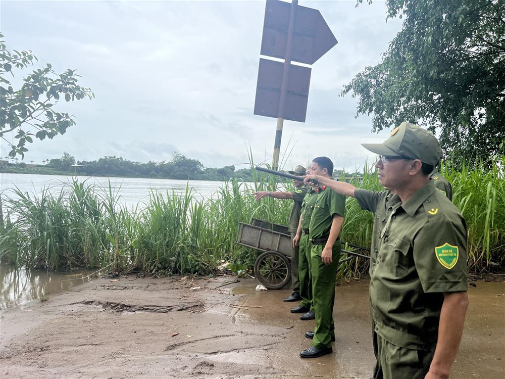 Công an xã Tân Hưng (thành phố Hưng Yên) phối hợp với lực lượng bảo vệ an ninh trật tự cơ sở kiểm tra tuyến đê sông Hồng.