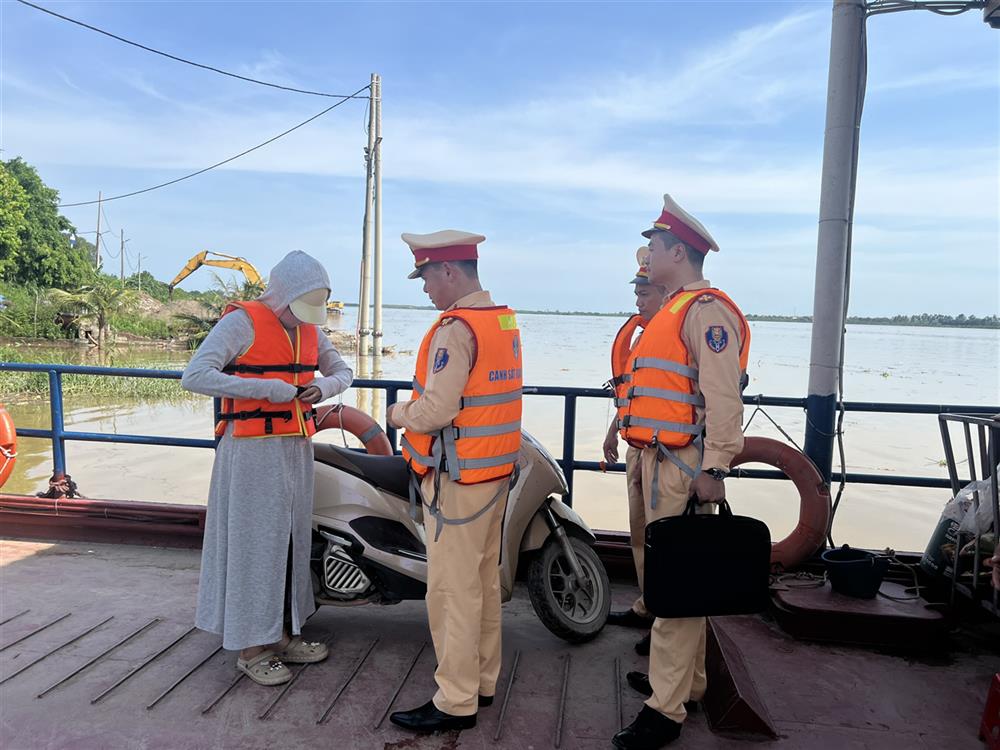 Đội Cảnh sát giao thông đường thủy kiểm tra các phương tiện lưu thông trên tuyến sông Hồng.