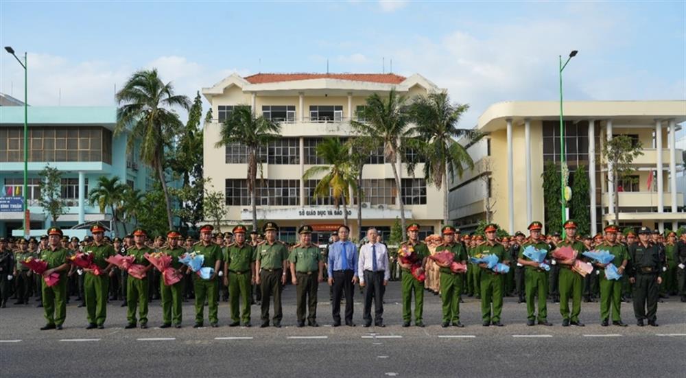 Lãnh đạo tỉnh và Ban Giám đốc Công an tỉnh tặng hoa cho các Tổ trưởng Tổ tuần tra đảm bảo an ninh, trật tự của Công an tỉnh và Công an 10 địa phương.