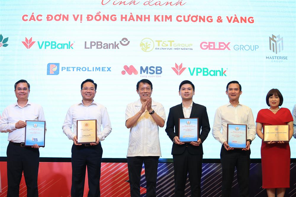 Bộ trưởng Lương Tam Quang trao bảng danh vị ghi nhận sự đóng góp tích cực, hiệu quả cho phong trào thể thao của lực lượng CAND thông qua hoạt động của hiệp hội và các câu lạc bộ thành viên tặng các đơn vị đồng hành.