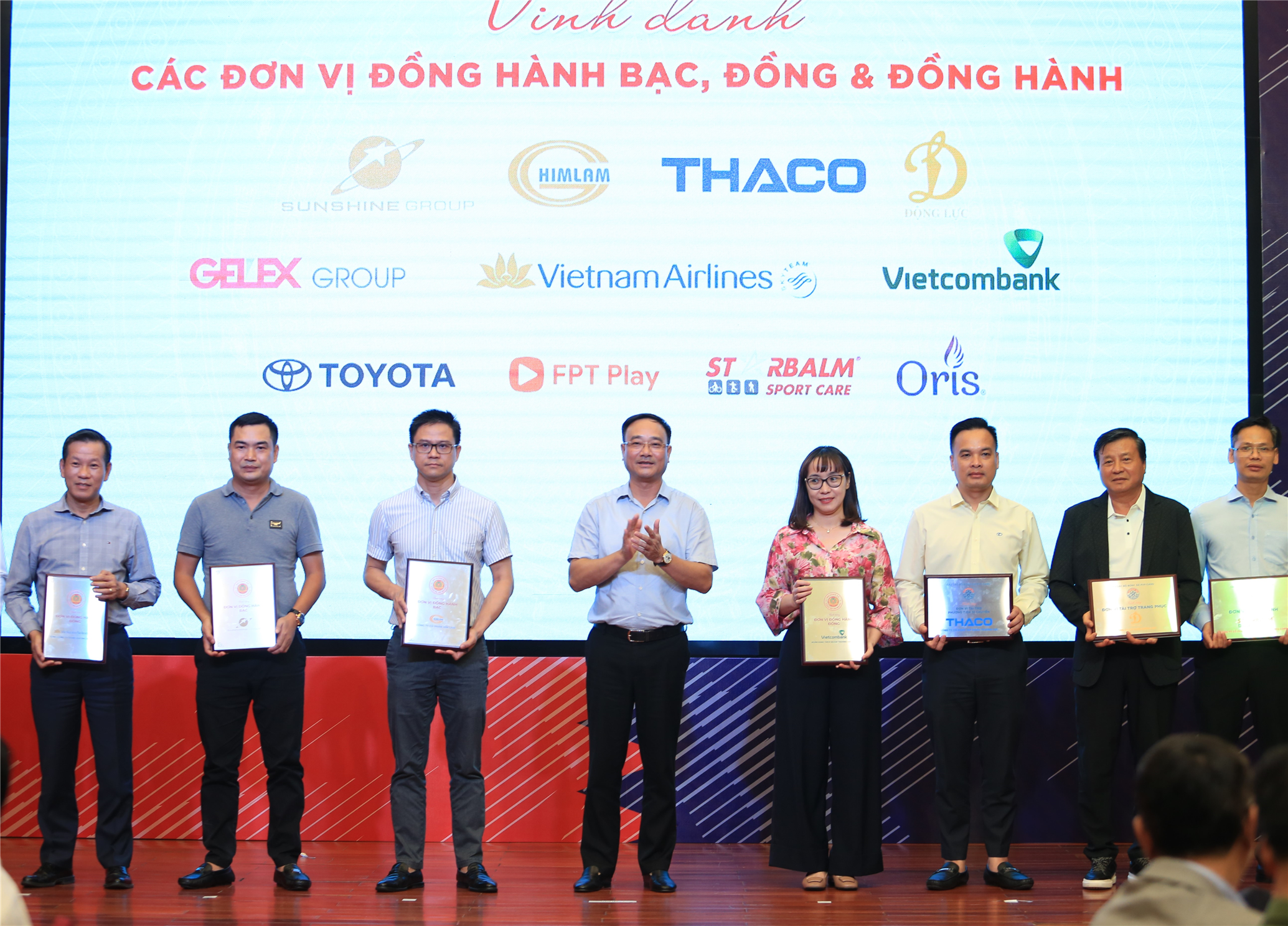 Thứ trưởng Phạm Thế Tùng trao bảng danh vị ghi nhận sự đóng góp tích cực, hiệu quả cho phong trào thể thao của lực lượng CAND thông qua hoạt động của hiệp hội và các câu lạc bộ thành viên tặng các đơn vị đồng hành.