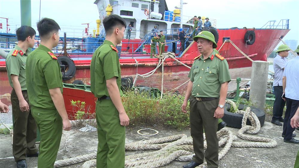 Các đồng chí lãnh đạo kiểm tra công tác phòng chống bão Yagi tại huyện Thái Thụy.