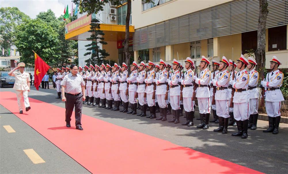 Thủ tướng Phạm Minh Chính duyệt đội danh dự Công an tỉnh Đắk Lắk